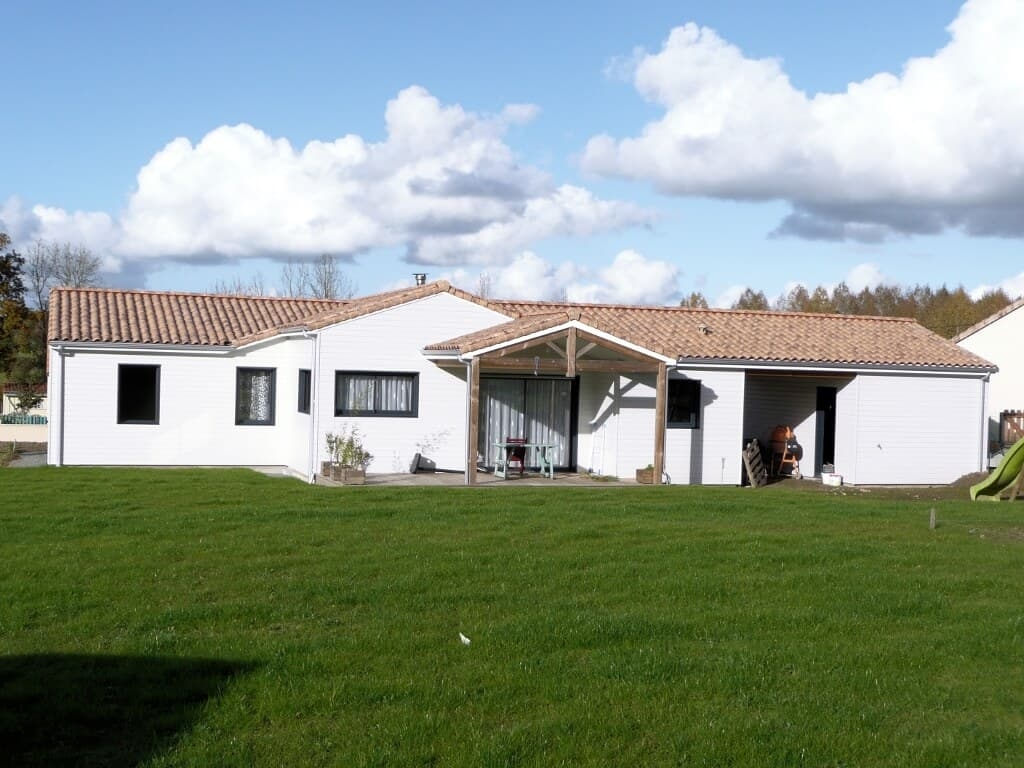 Longue maison en bois de style vendéen réalisée par Projet Bois