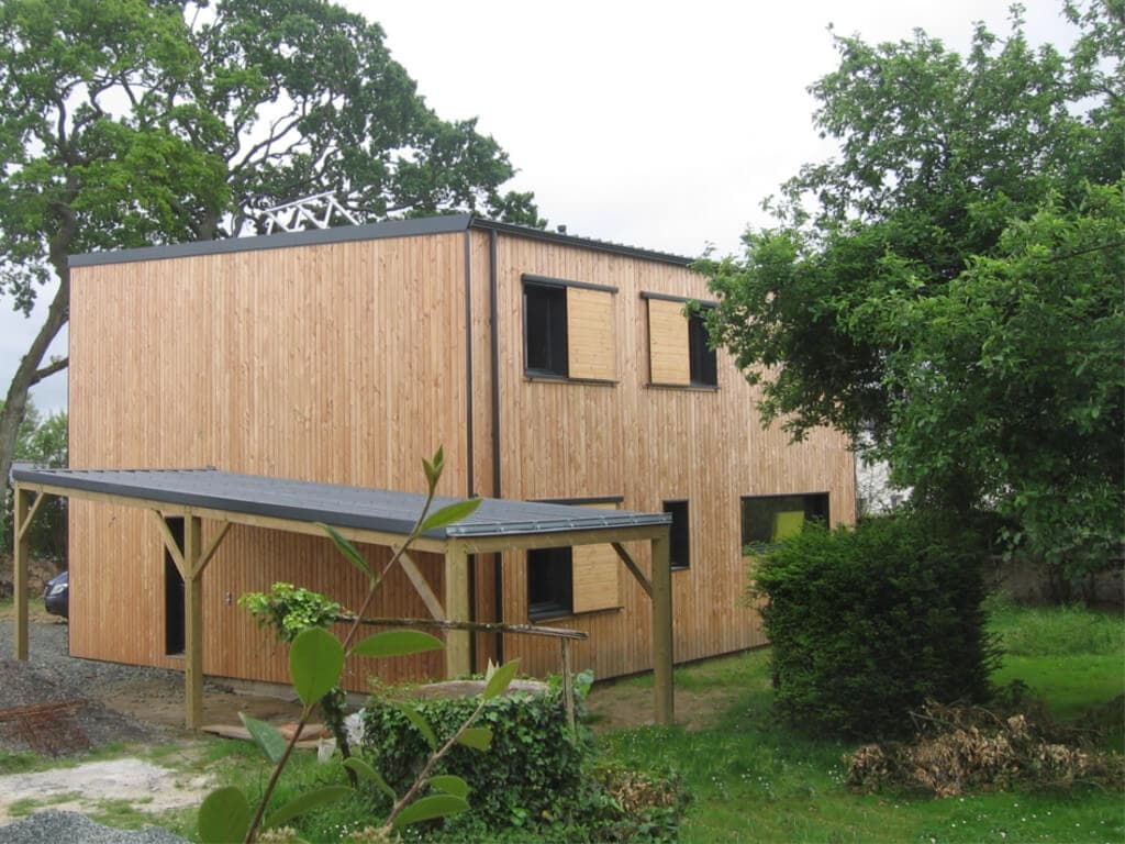 Maison cube simple à étage en bardage bois naturel