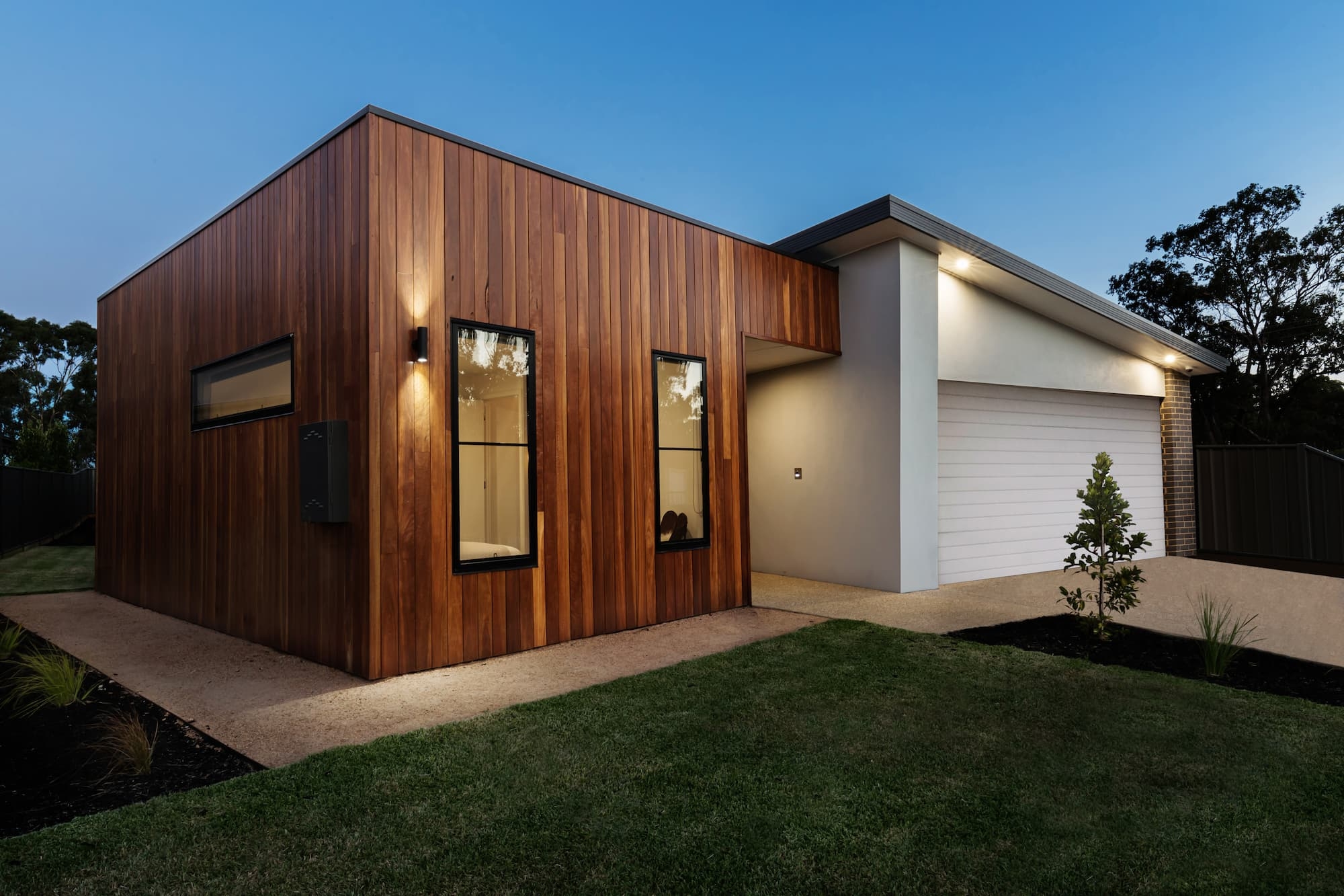 Maison avec une extension en ossature bois et bardage bois