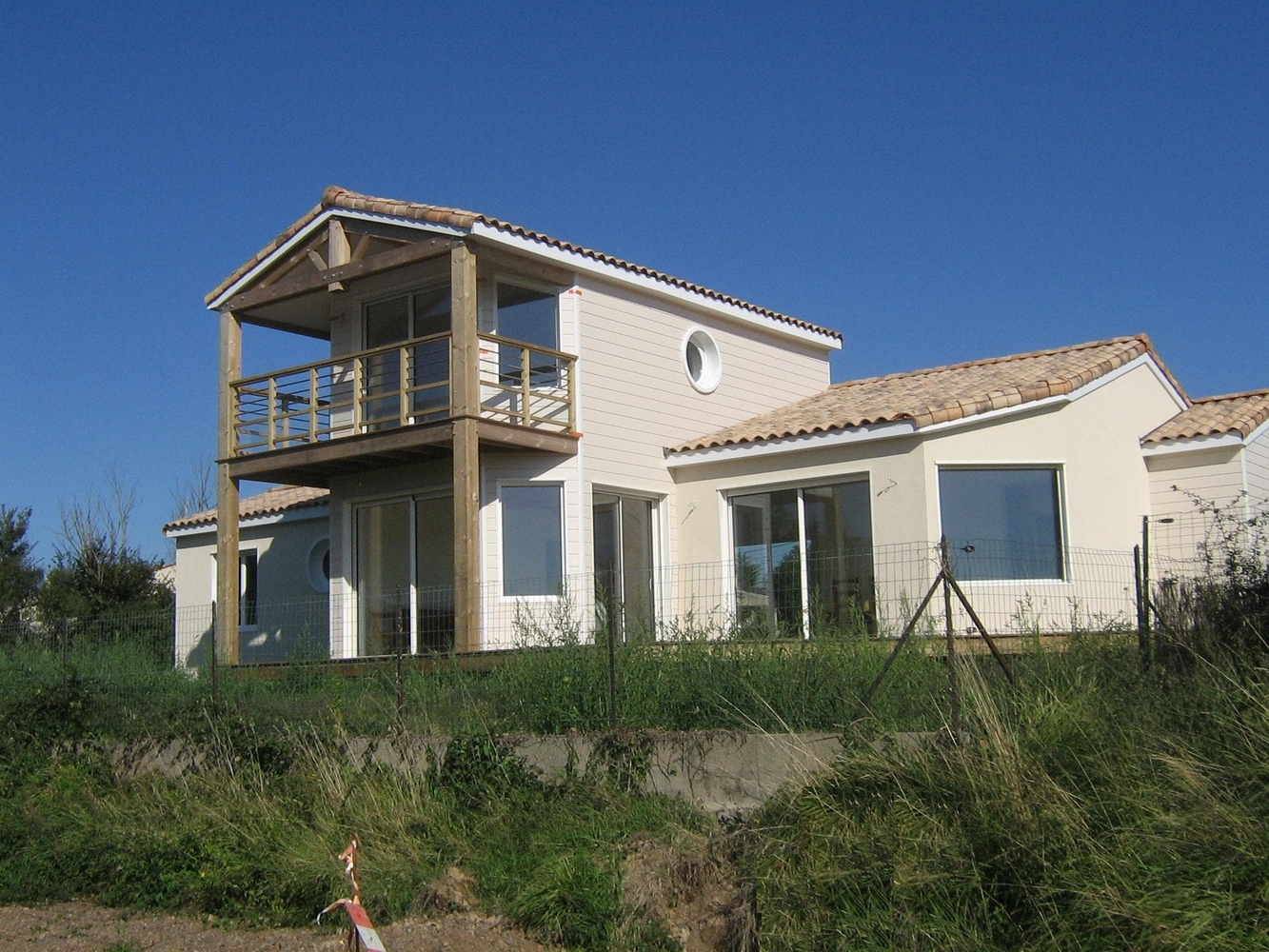 Maison en bois traditionnelle à étage avec balcon en bois