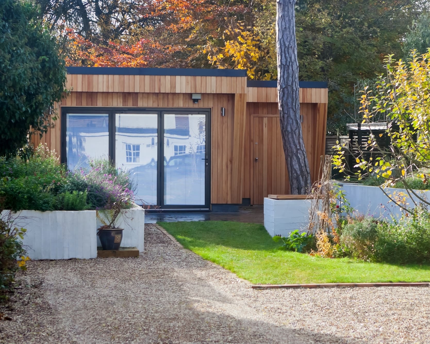 Studio de jardin en ossature bois au fond d'un jardin