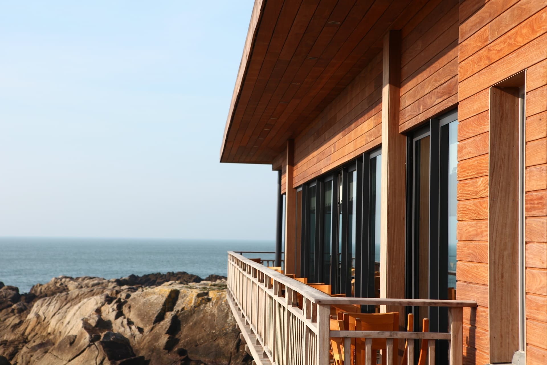 Maison en bois avec balcon face à la mer sur la côte vendéenne