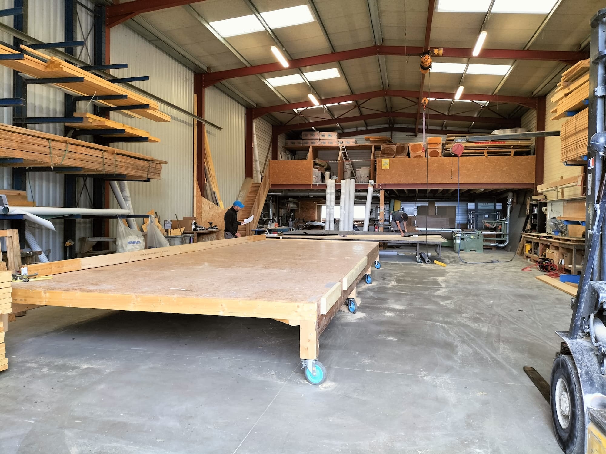 Atelier de préfabrication Projet Bois à Aizenay, murs ossature bois en cours d'assemblage