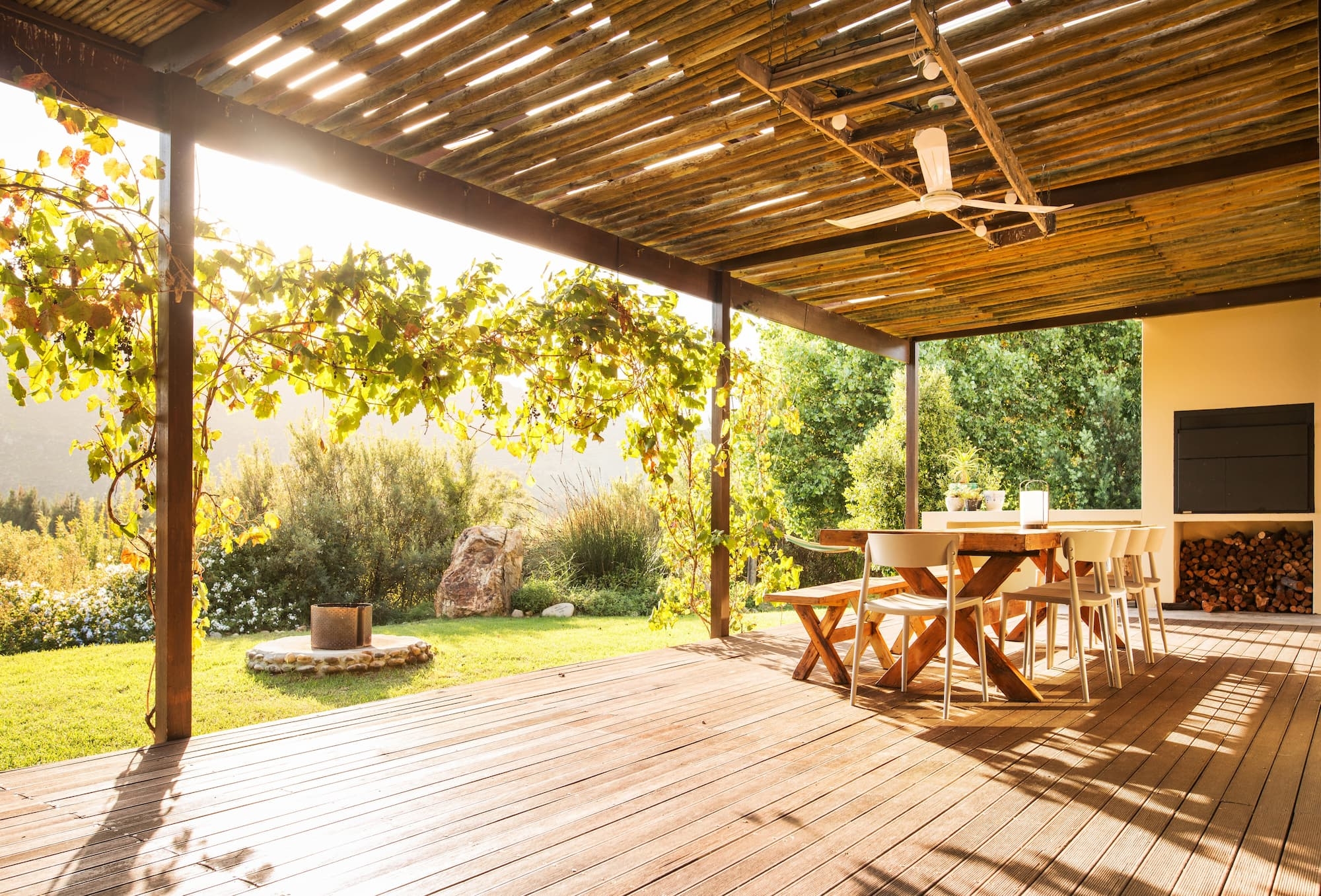 Lames d'une terrasse en bois au soleil
