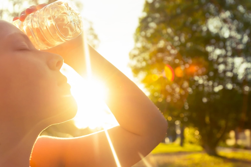 Personne qui a trop chaud au soleil