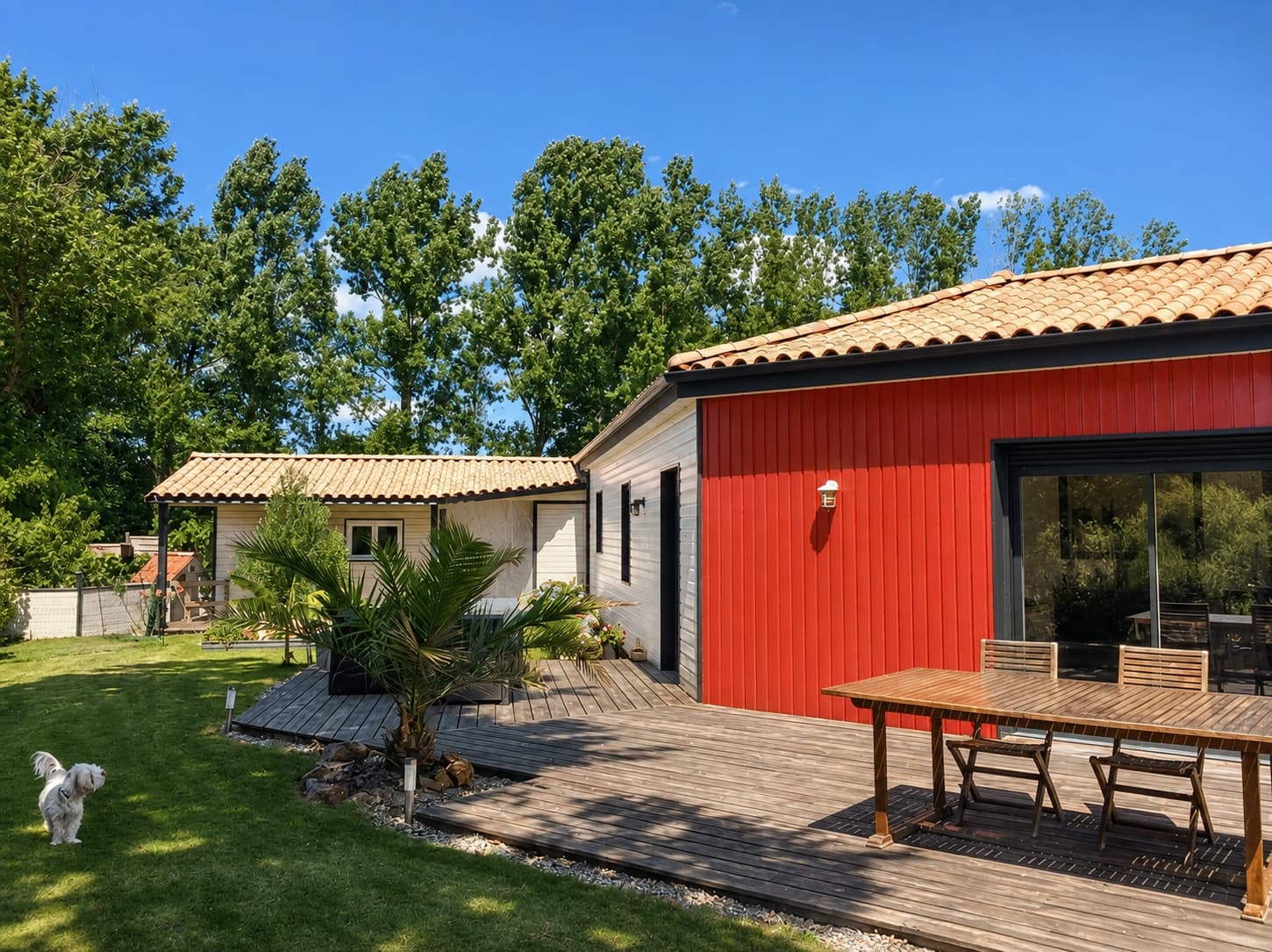 Maison en bois sur mesure au bardage rouge avec terrasse bois