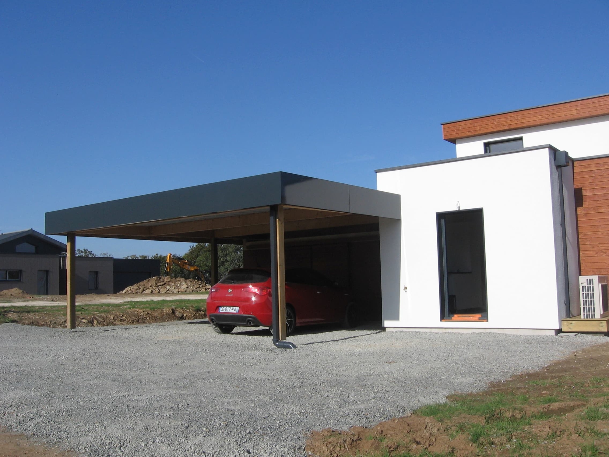Carport installé par Projet Bois devant une maison contemporaine