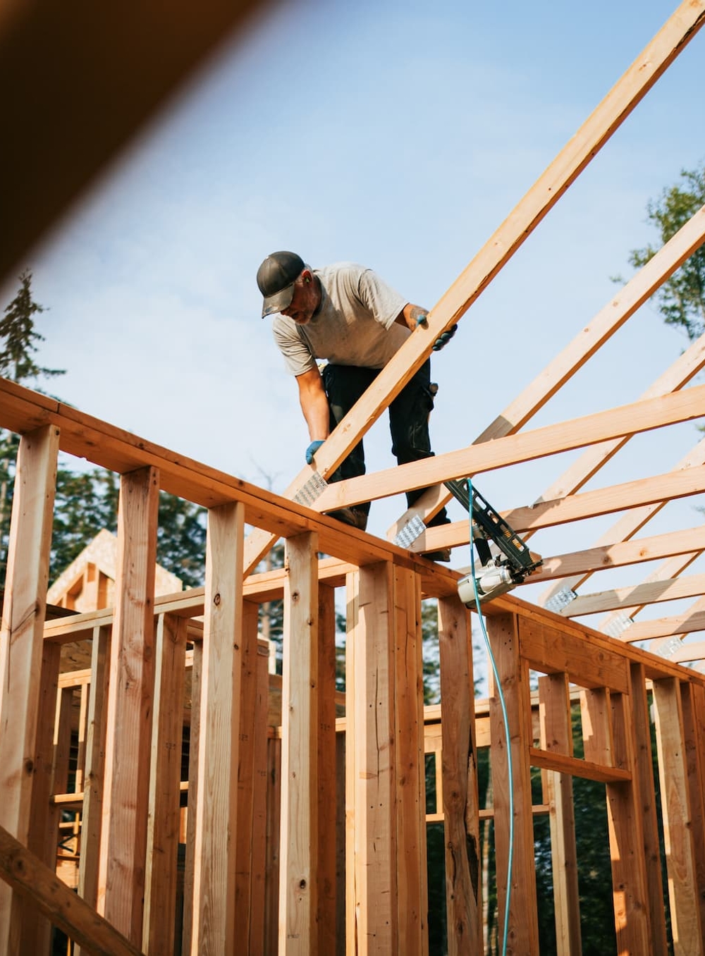 Charpentier en train de poser l'ossature bois d'une maison
