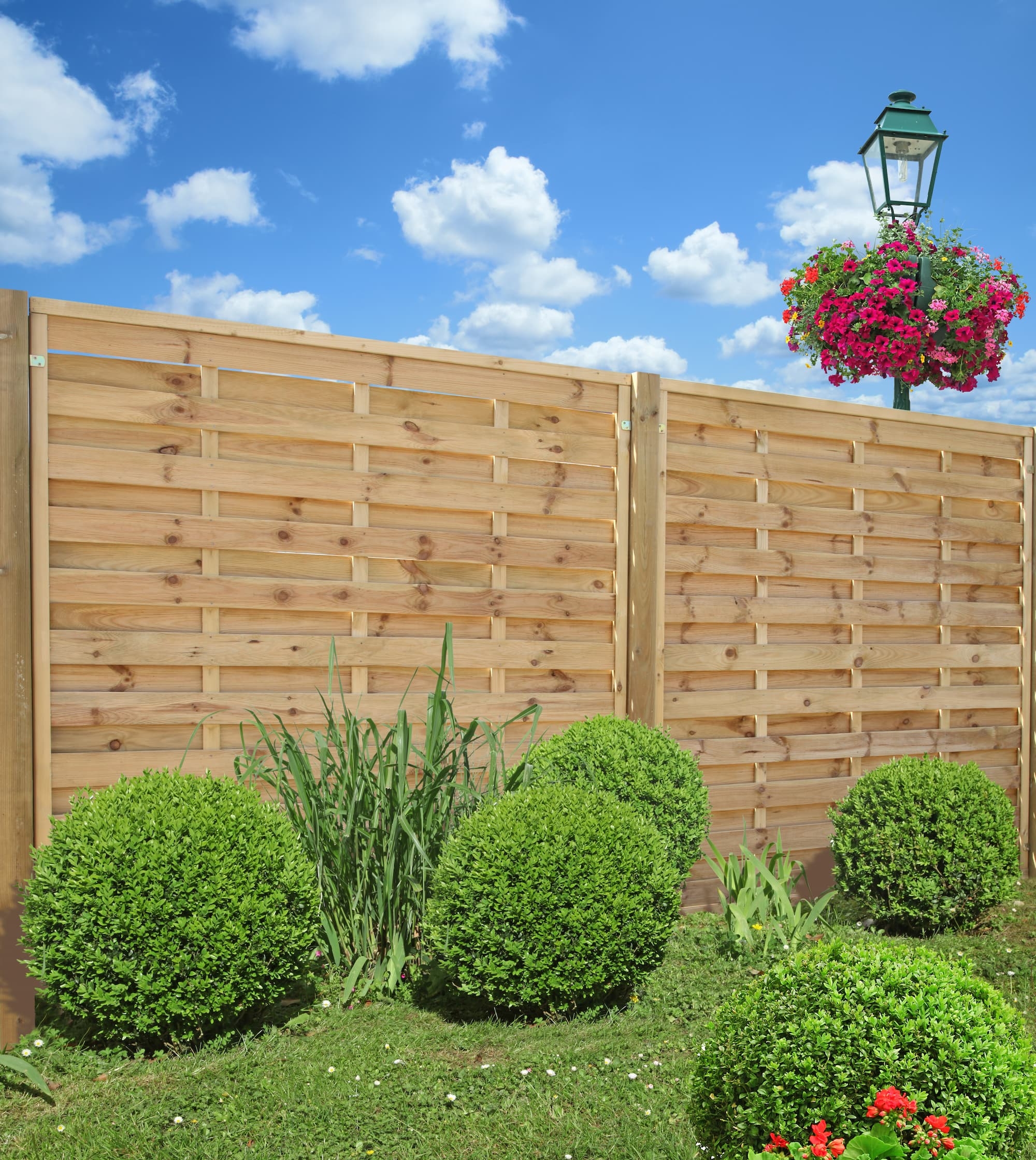 Claustra en bois dans un jardin