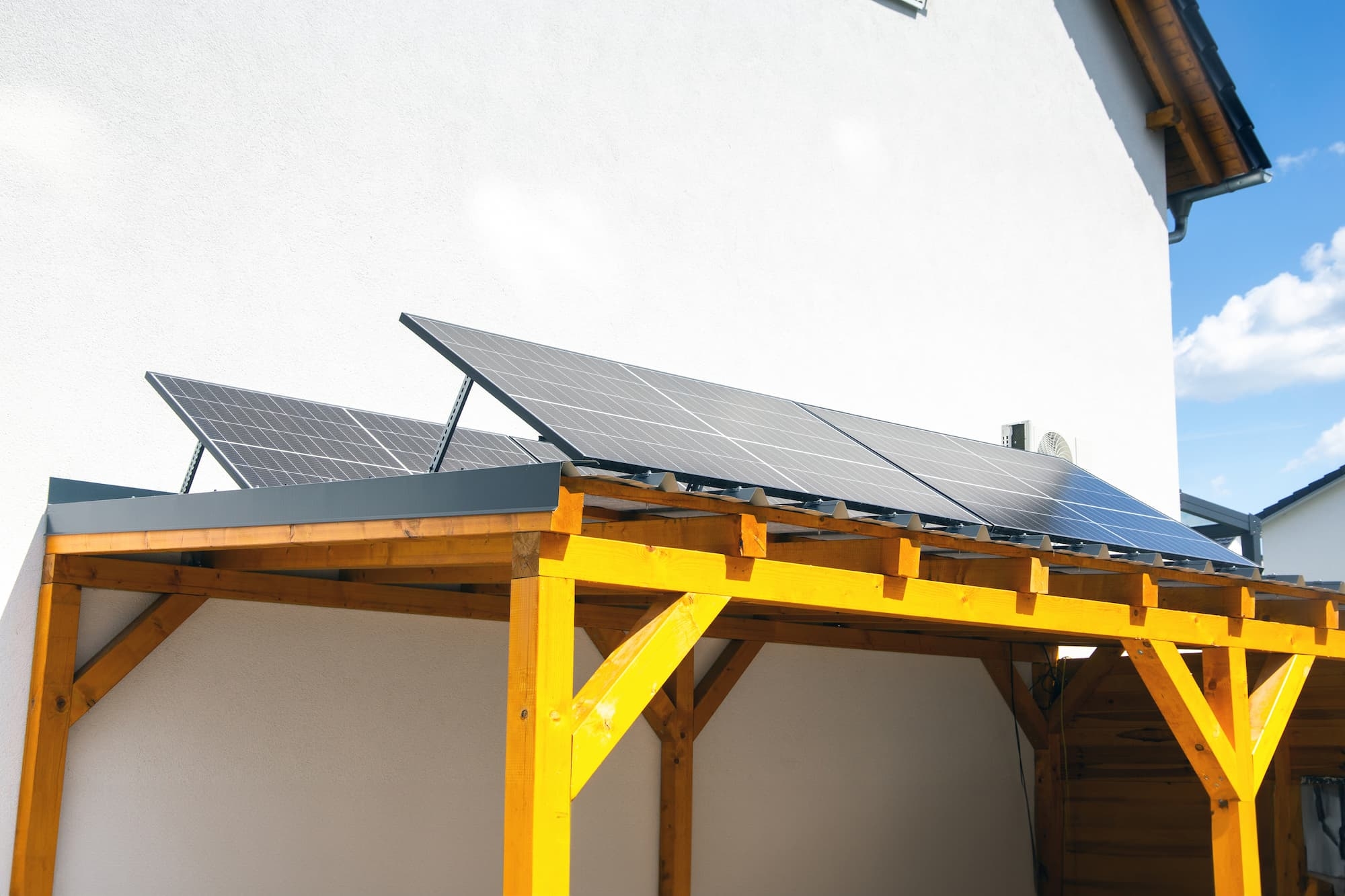 Carport solaire en bois avec panneaux photovoltaïques sur la toiture