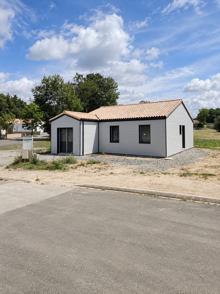 Maison en bois de style vendéen avec toiture en tuiles romanes