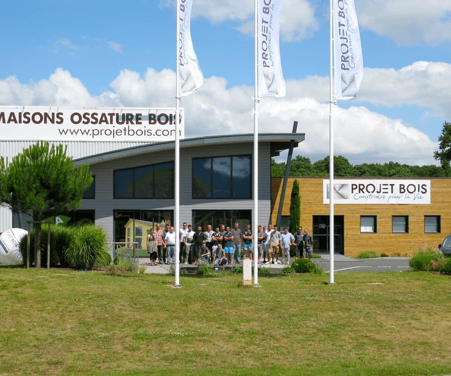 L'équipe Projet Bois devant ses locaux