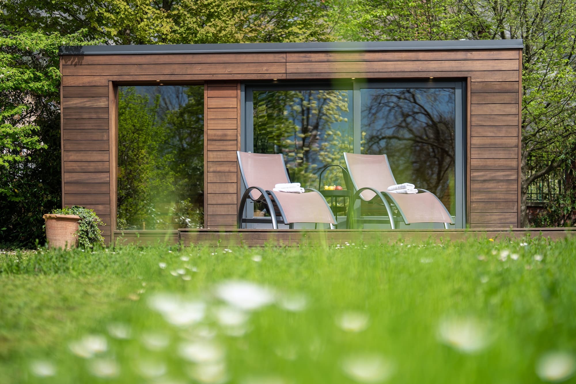 Petit studio de jardin en bois avec baie vitrée