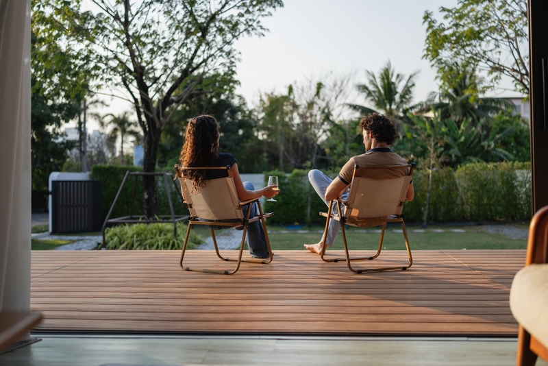 Jeune couple partageant un verre sur leur terrasse
