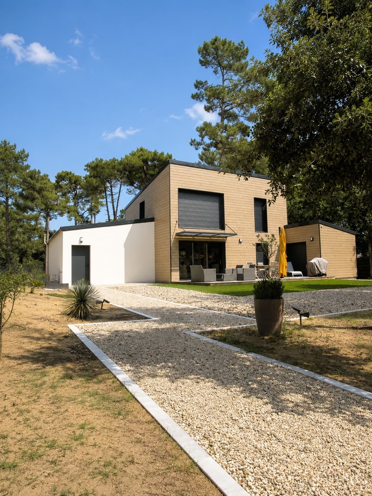 Maison cube en bois à toiture terrasse