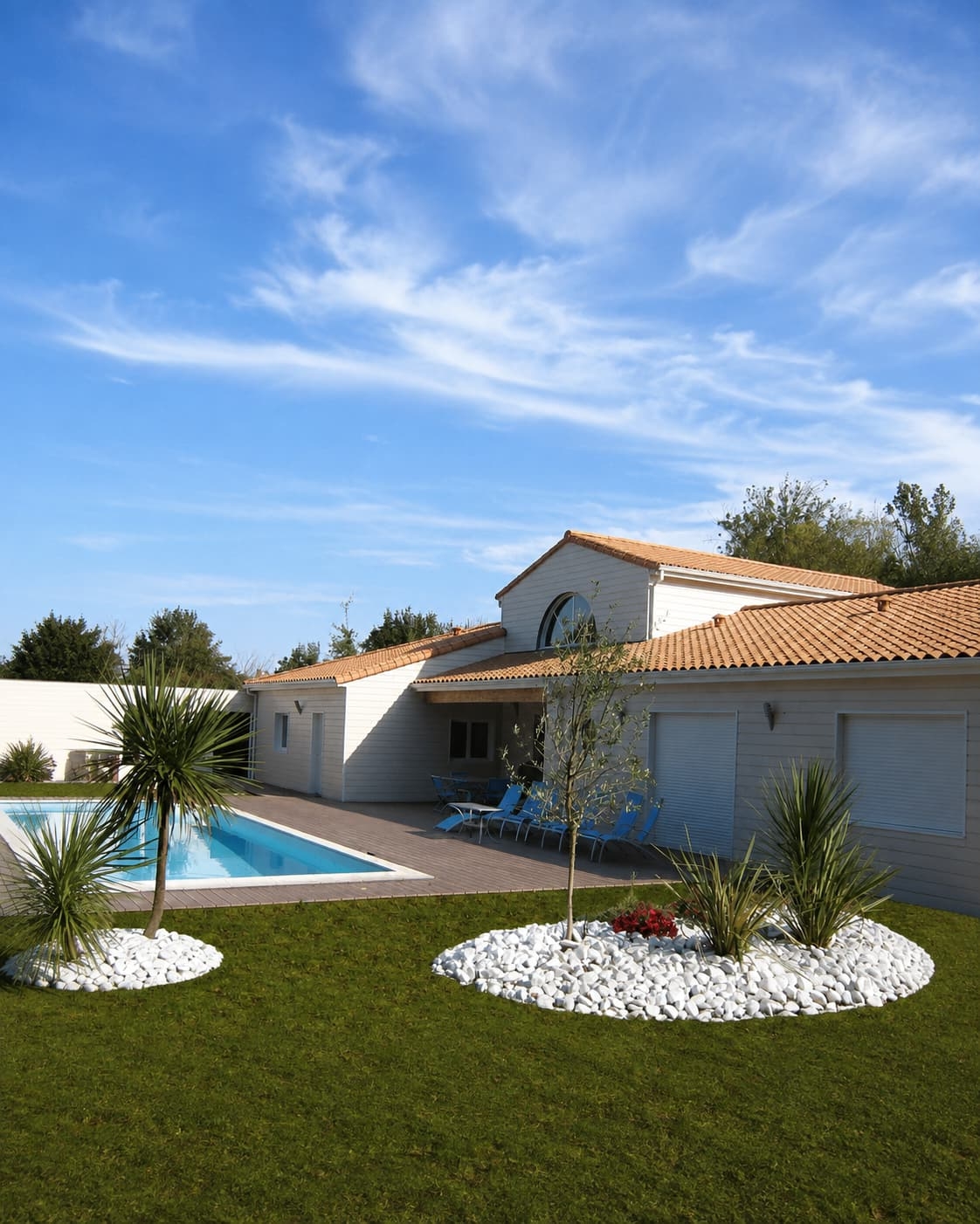 Maison traditionnelle en bois avec piscine et beau jardin