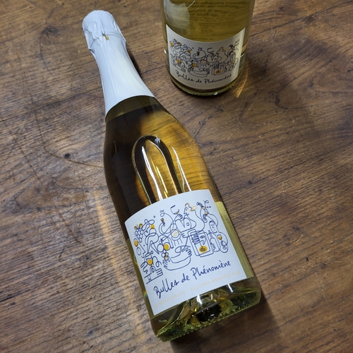 bouteille et verre de vin mousseux desalcoolise sans alcool bulles de phenomene