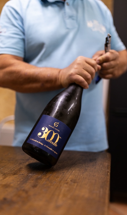 Bouteille de la cuvée 300e récolte présentée à la cave