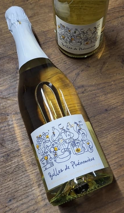 Bouteille de Bulles de Phénomène sur une table en bois