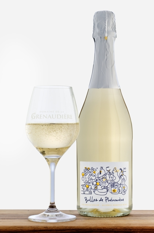bouteille et verre de vin mousseux desalcoolise sans alcool bulles de phenomene