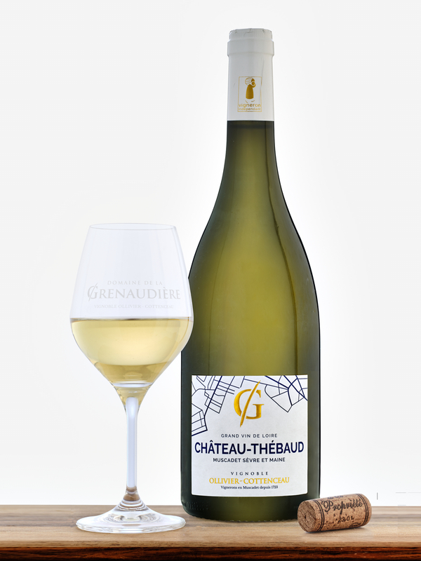bouteille et verre vin blanc cru du muscadet chateau thebaud domaine de la grenaudiere