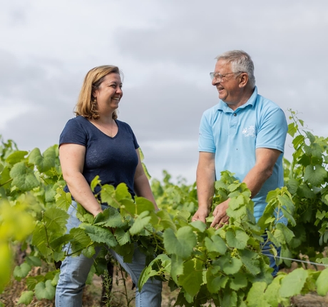 Mathilde et son père dans les vignes du Muscadet