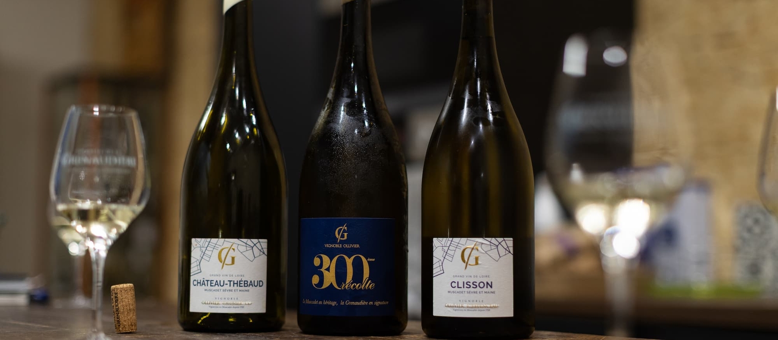 Bouteilles de Muscadet du Domaine de la Grenaudière prêtes à l'expédition