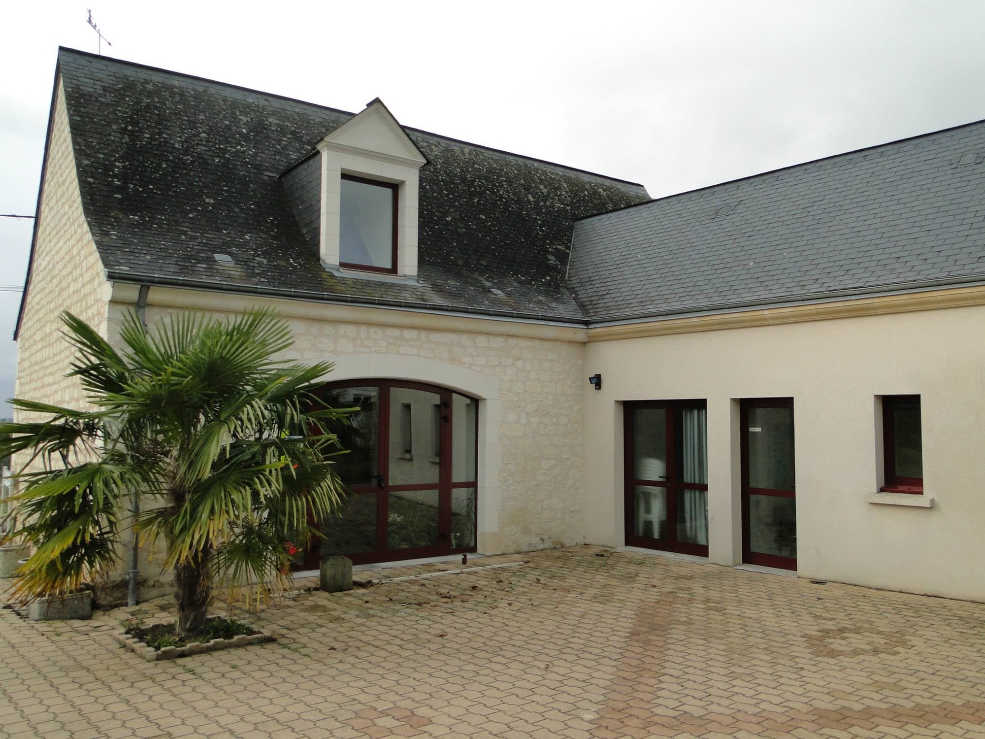 Bâtiments en tuffeau du domaine Cognard à Saint-Nicolas-de-Bourgueil