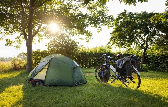 Tente et vélos sur un emplacement de camping CapKala