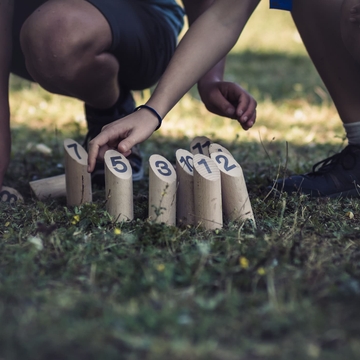 Partie de mölkky sur l'herbe à CapKala