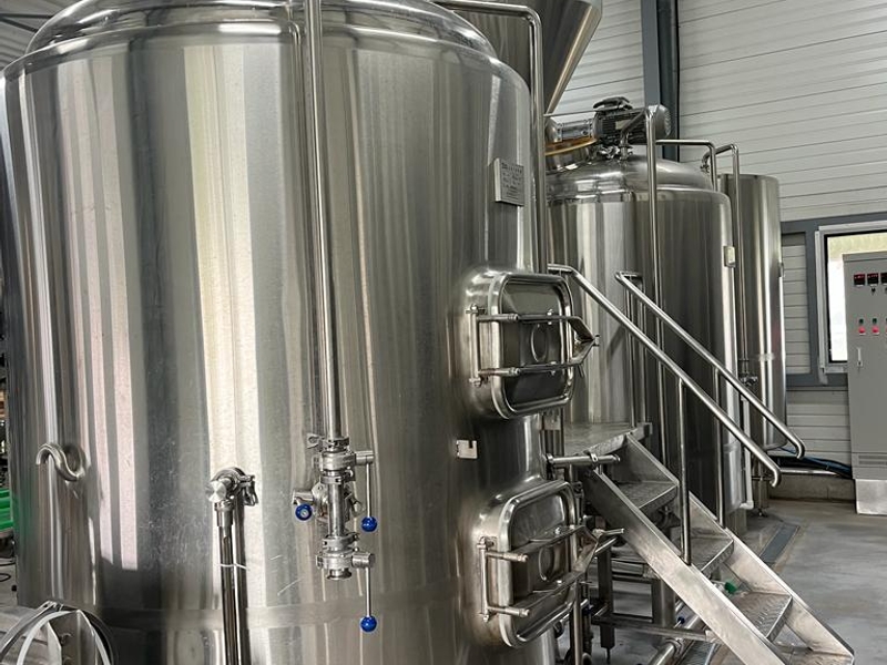 Cuves de la brasserie du domaine de la Houblette
