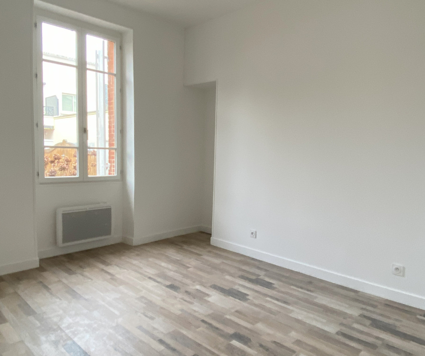 Home staging a La Baule Chambre vide avec murs peints en blanc et parquet imitation bois