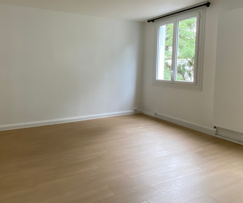Séjour appartement rénové vide Nantes Saint-Pasquier — avant mise en scène home staging