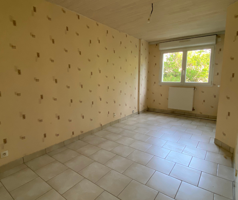 chambre vide avec papier peint et carrelage avant home staging a coueron