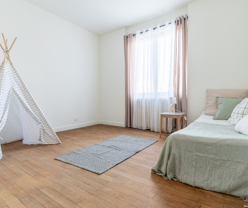 chambre enfant valorisee avec tipi tapis lis coussins rideaux avec le home staging dans maison ancienne a coueron