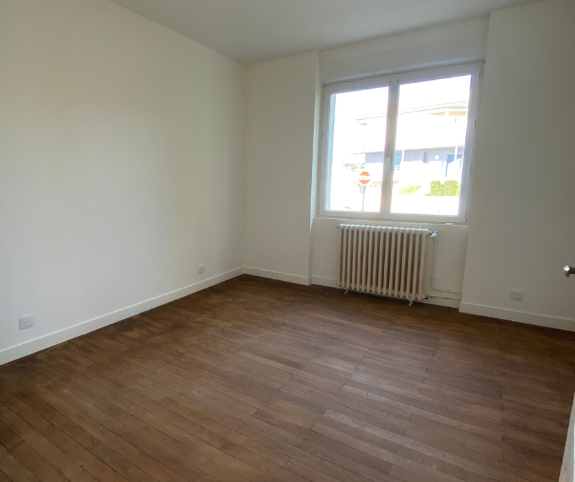 chambre murs blancs et parquet bois vide avant home staging dans maison ancienne a coueron