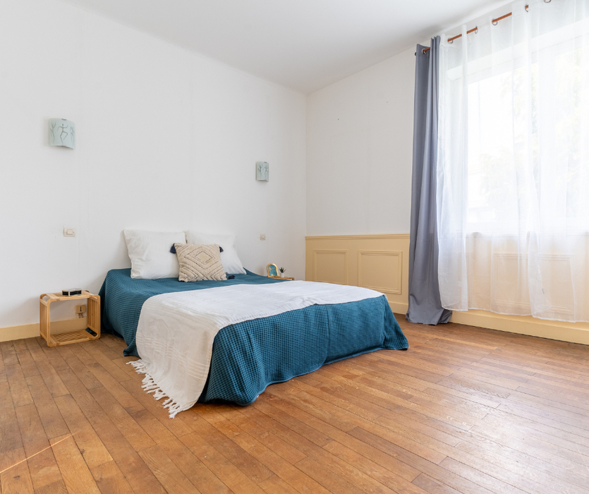 exemple d'amenagement d'une chambre parentale avec lit plaid coussin tables de chevets rideaux apres home staging a coueron