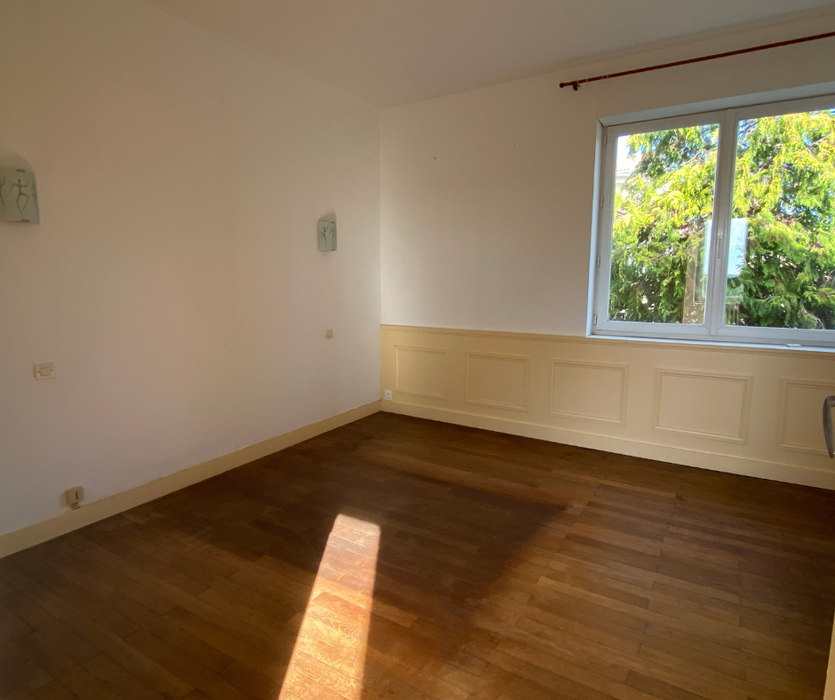 chambre vide murs blanc jaune avec parquet bois avant home staging a coueron