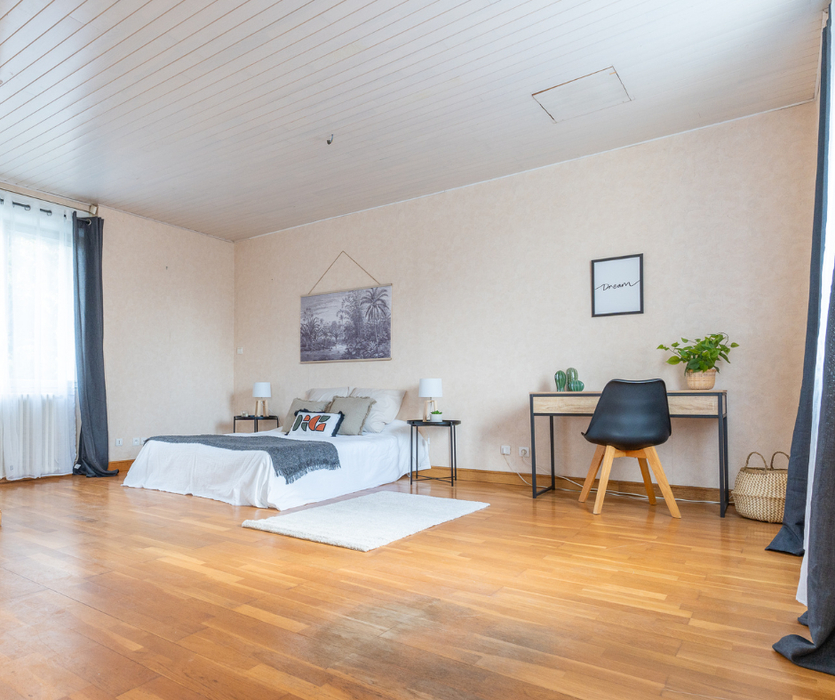 chambre et bureau amenage avec l'ajout d'un lit table lampes rideaux bureau chaise apres home staging a coueron