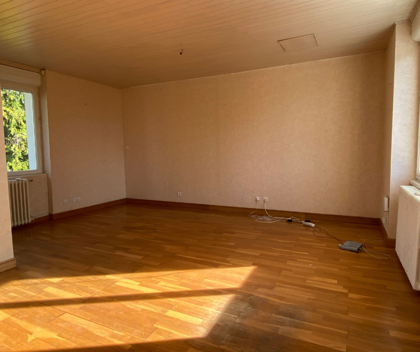 chambre ancienne avec parquet et murs beiges avant home staging a coueron