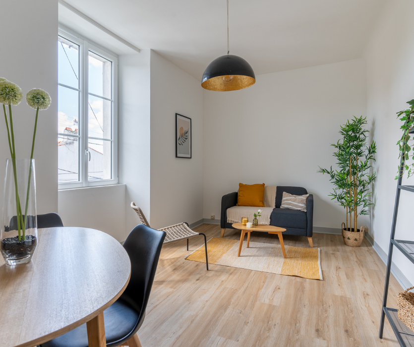 Home staging Nantes sud ameublement d'un salon canapé table basse fauteuil tapis coussins et table