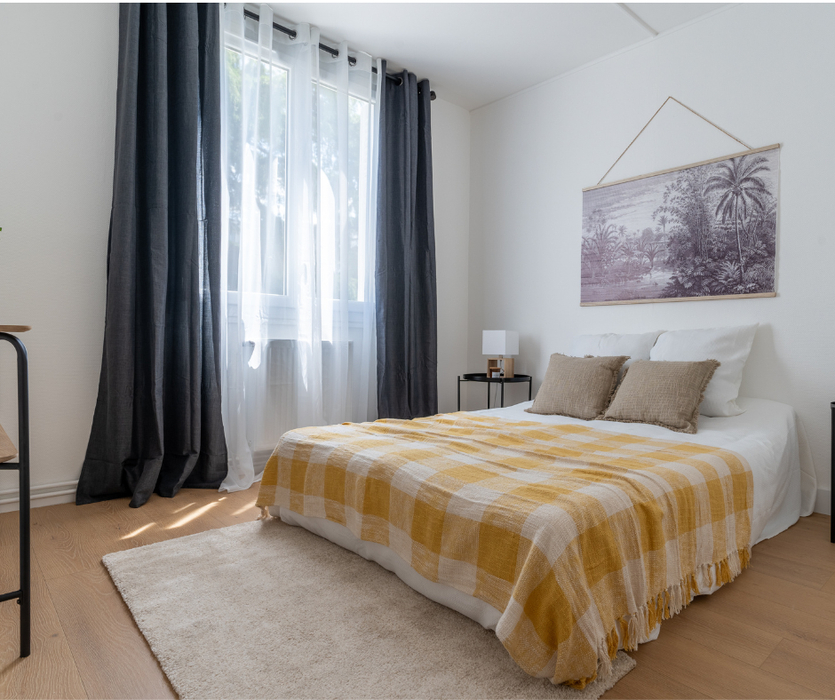 Chambre appartement rénové Nantes après home staging — projet marchand de biens quartier Saint-Pasquier