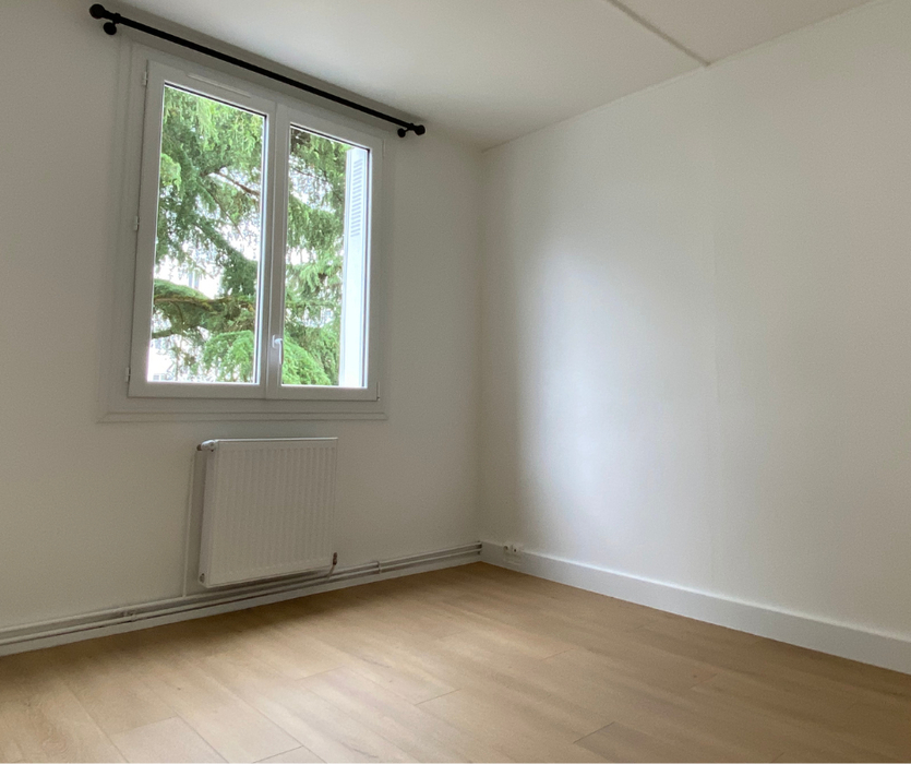 Chambre appartement rénové avant home staging Nantes — projet marchand de biens