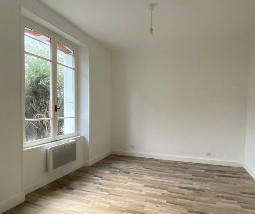 Salon renove avec parquet et peinture blanche vide avant home staging  a La Baule