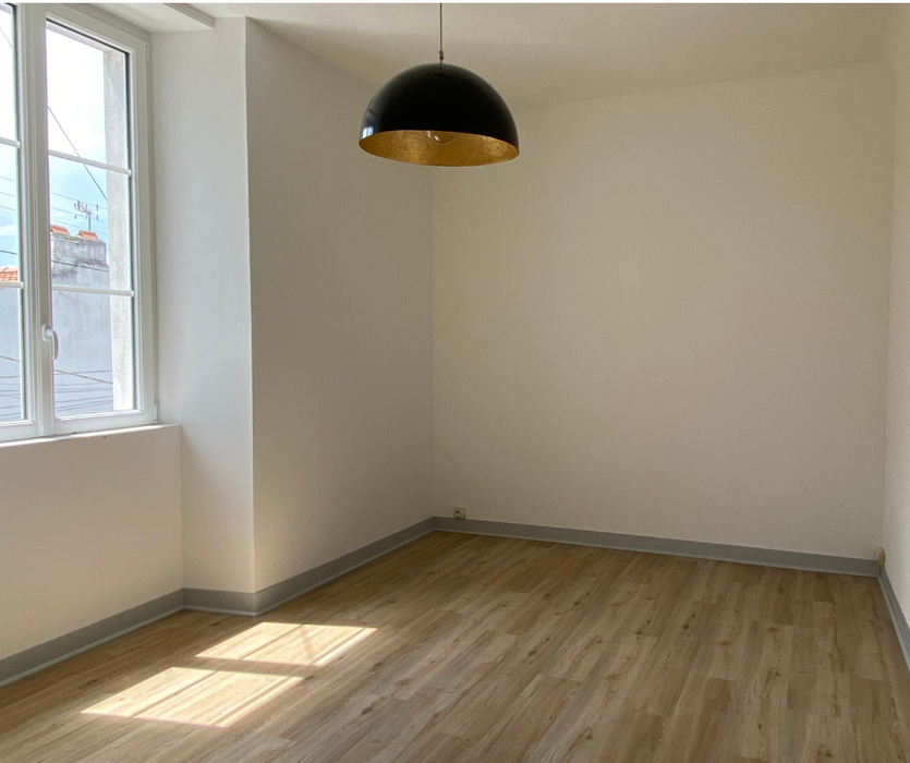 Home staging Nantes sud pièce rénovée avec murs blancs et parquet