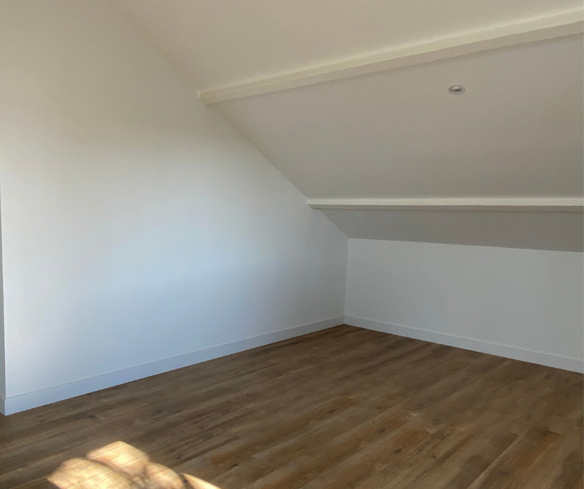 Avant home staging Pornic AntePostea salon  d'appartement sous combles vide murs blancs parquet