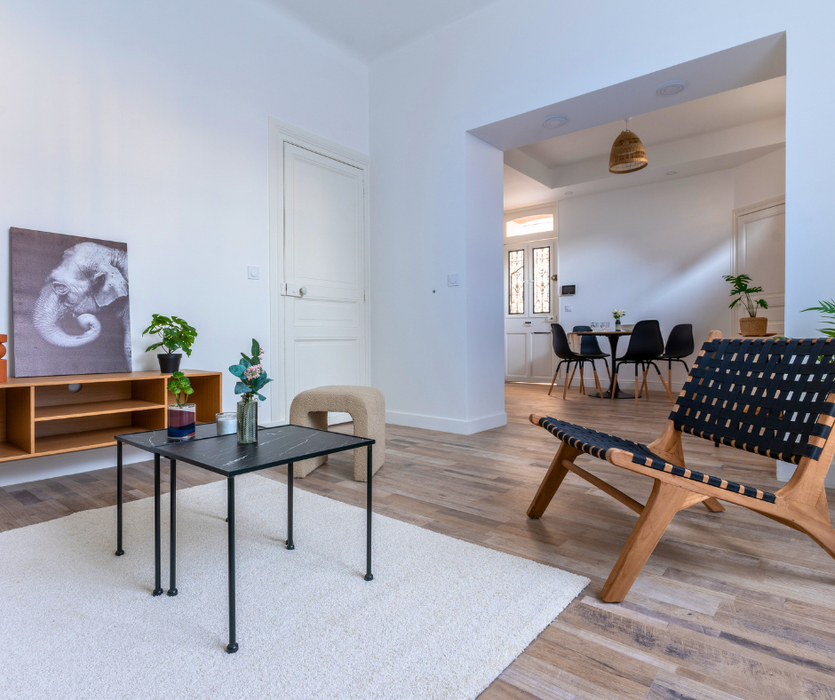 Home staging a La Baule salon meublé avec fauteuil lounge bois noir tapis table basse meuble cadre