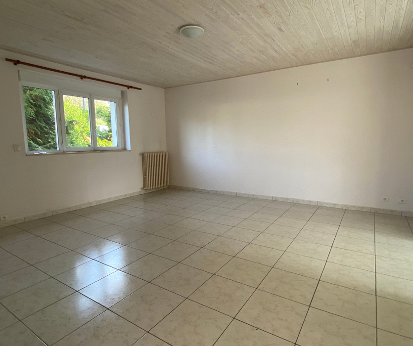 Salon vide avec carrelage avant Home staging dans une maison ancienne Coueron
