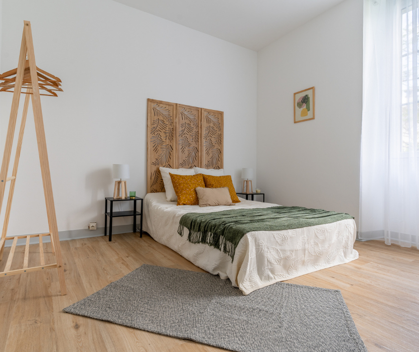 Home staging Nantes sud chambre parentale meublée lit portant plaid coussins tete de lit