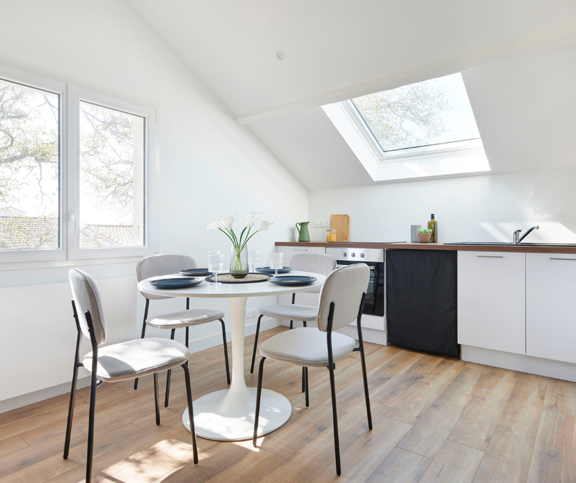 Après home staging Pornic AntePostea cuisine sous combles mise en scène grâce au home staging avec table chaises accessoires déco vaisselle